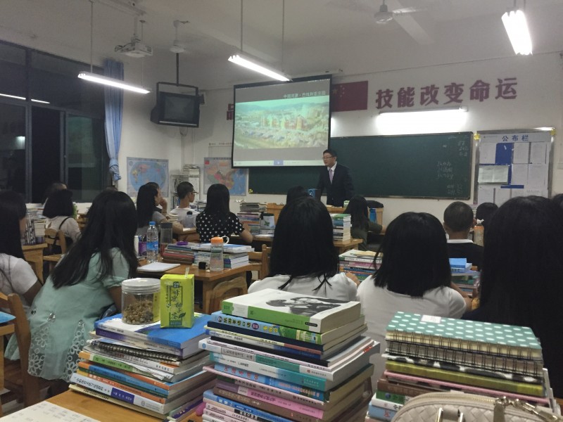 巴伐利亞酒店餐飲部續(xù)俊峰總監(jiān)為同學作講話